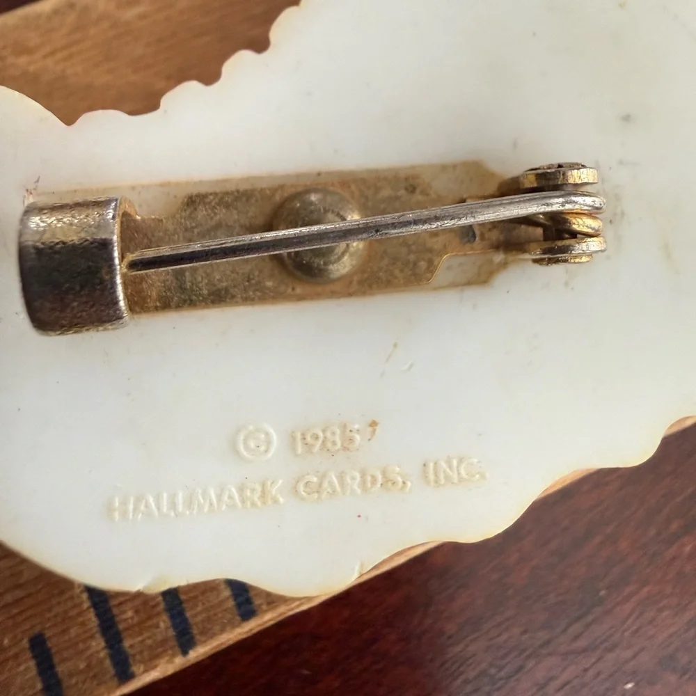 Vintage 1985 Boot Brooch - Picture 3 of 3